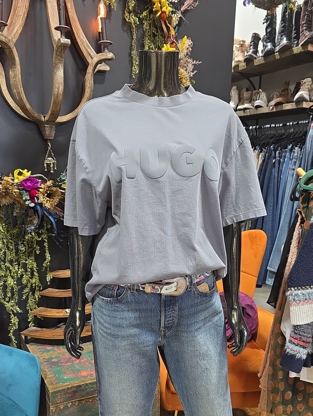 HUGO Raised Logo T‑Shirt in Light Gray